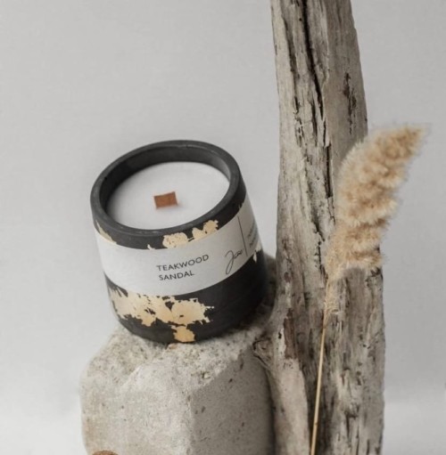 Соевая свеча в темном бетоне с золотом "Islands Dark" Тиковое дерево и сандал
